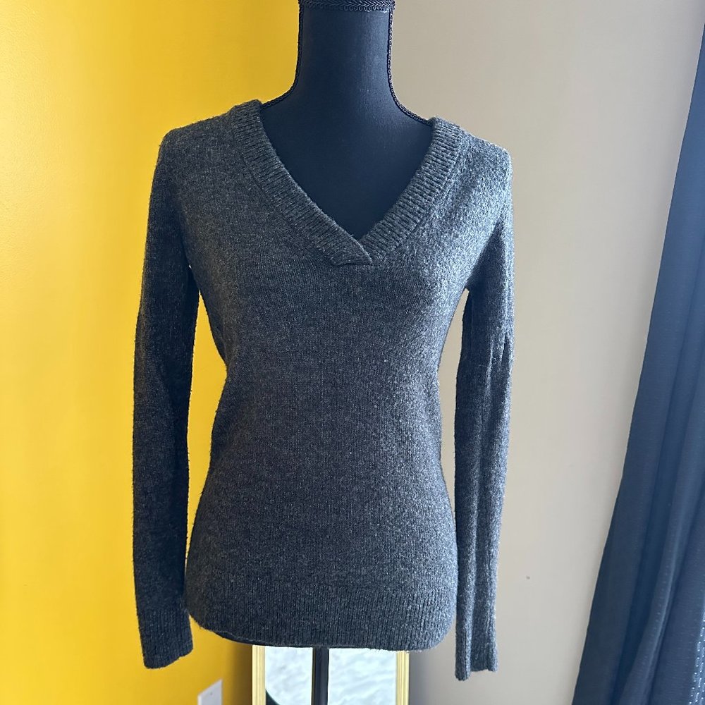 Abercrombie & Fitch Sweater size XS Dark Gray V-Neck Sweater